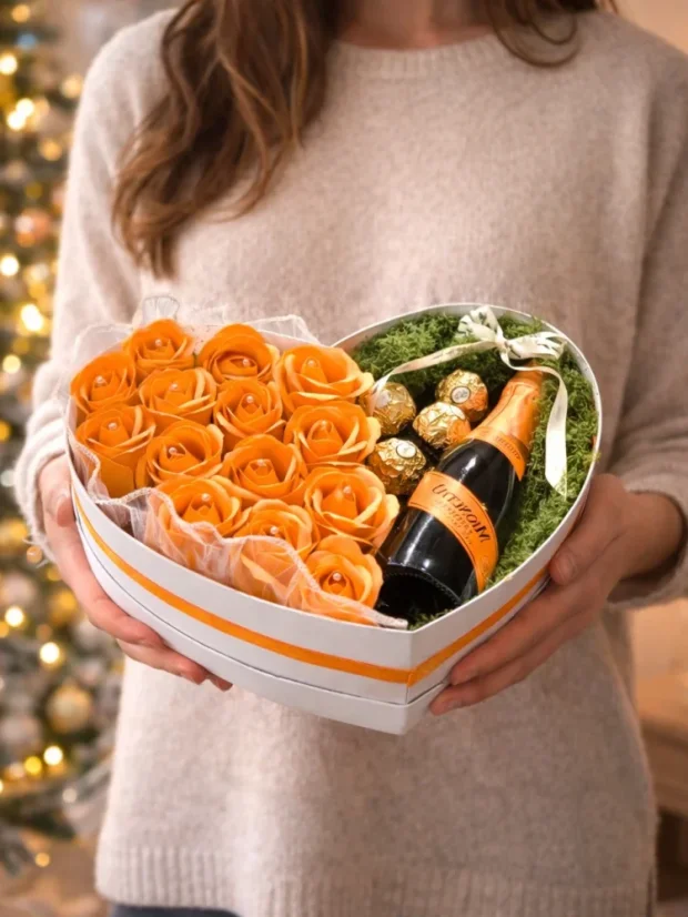 Darčekový box kombinovaný s mydlovými ružami, pralinkami a sektom, srdiečkový box, oranžovo-biela kombinácia