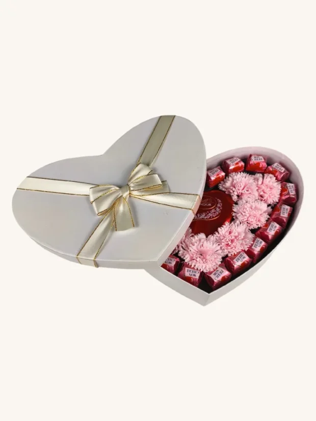 Darčekový box Lindt + Mon Cheri, srdiečkový box doplnený o mydlové kvety