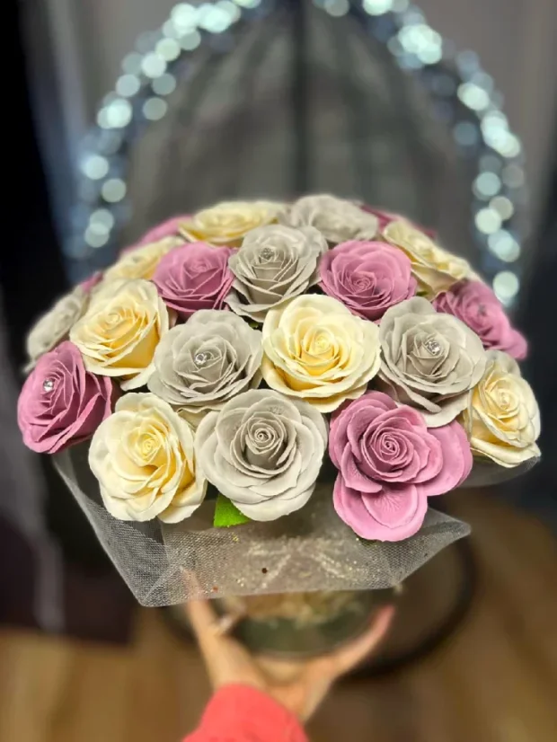 Luxusná kytica mydlových ruží, sklenená dóza na drevenom podstavci, pastelové ruže