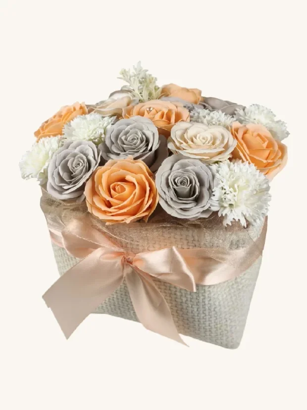 Luxusná kytica mydlových ruží, biely obdĺžnikový košík, pastelové ruže, oranžové