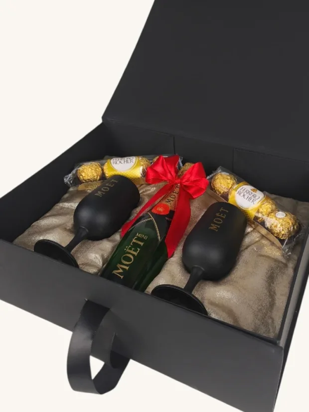 Darčekový box Moët, fľaša + sklenené matné poháre, pralinky Ferrero Rocher
