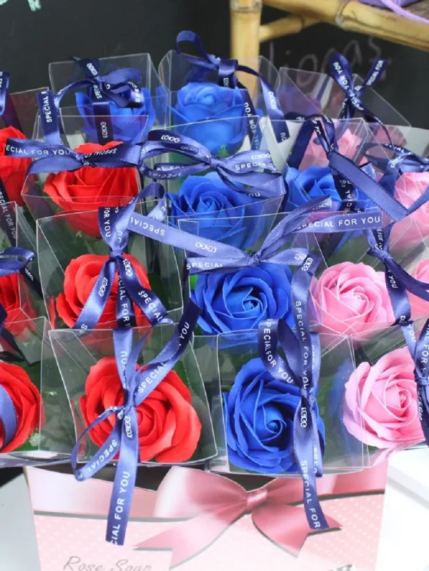 Mýdlová růže v dárkovém balení, tmavě modrý box, se stuhou