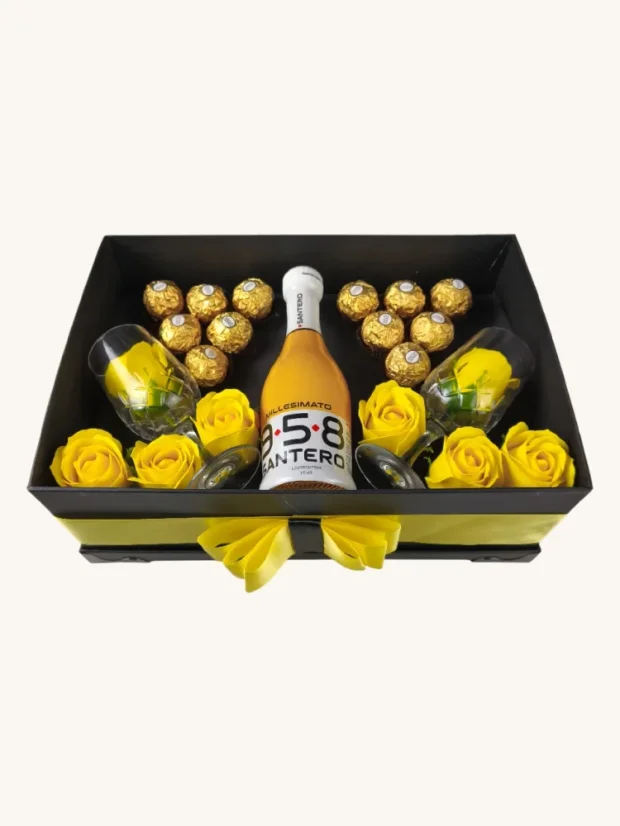 Darčekový box kombinovaný s mydlovými ružami, pralinkami a sektom s krištáľovými pohármi, obdĺžnikový box, čierno-zlatá kombinácia