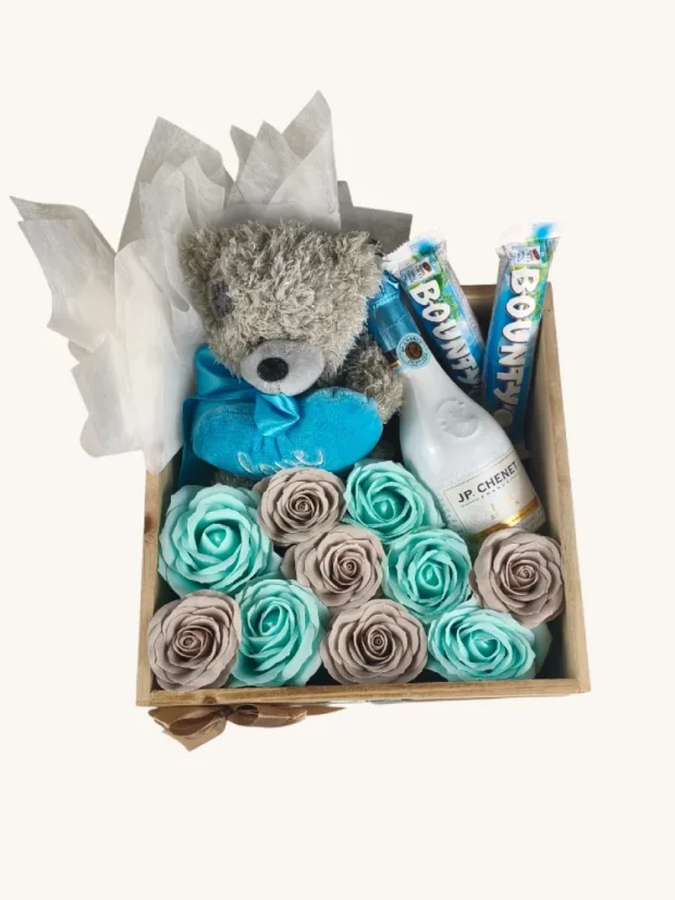 Darčekový box kombinovaný s mydlovými ružami, pralinkami, sektom a plyšovým medvedíkom, štvorcový box, modrá kombinácia