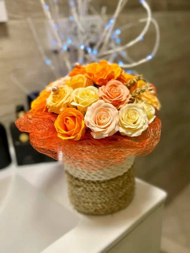 Mydlová kytica v košíku z morskej trávy, oranžové tóny