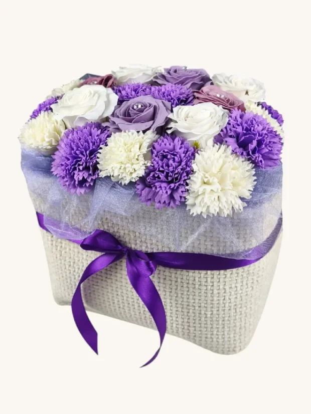 Luxusná kytica mydlových ruží, biely obdĺžnikový košík, pastelové ruže, fialové