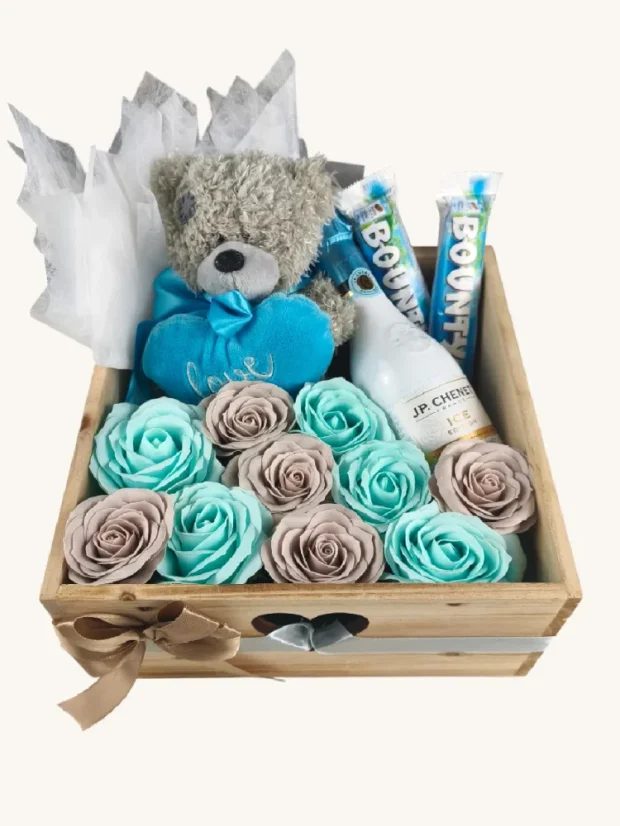 Darčekový box kombinovaný s mydlovými ružami, pralinkami, sektom a plyšovým medvedíkom, štvorcový box, modrá kombinácia