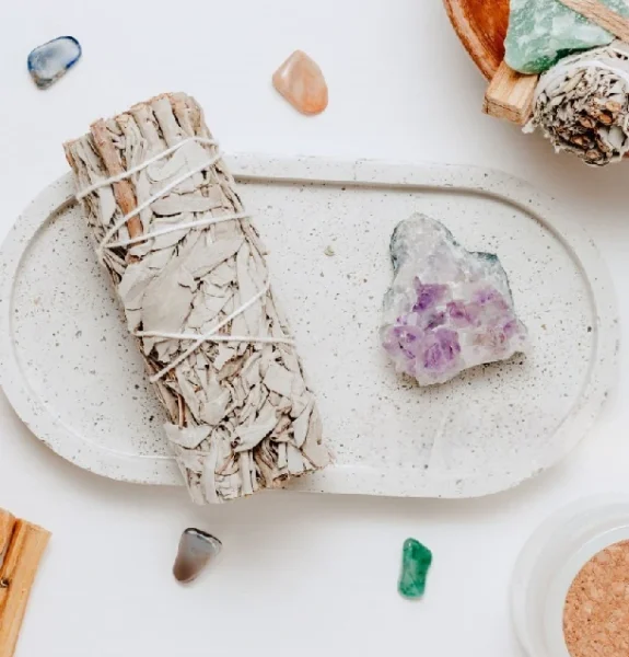 Bílá Šalvěj na vykuřování: Proč se používá a jaké má účinky?