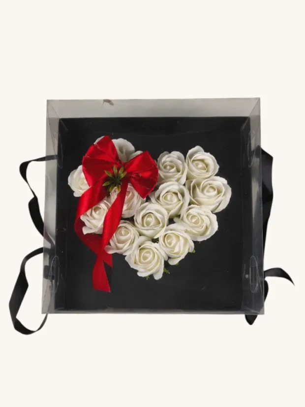 Darčekový box s mydlovými ružami, čierny box, biele ruže