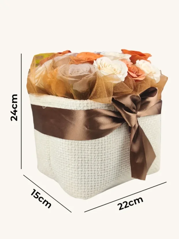 Luxusná kytica mydlových ruží, biely obdĺžnikový košík, pastelové ruže, oranžovo-hnedé