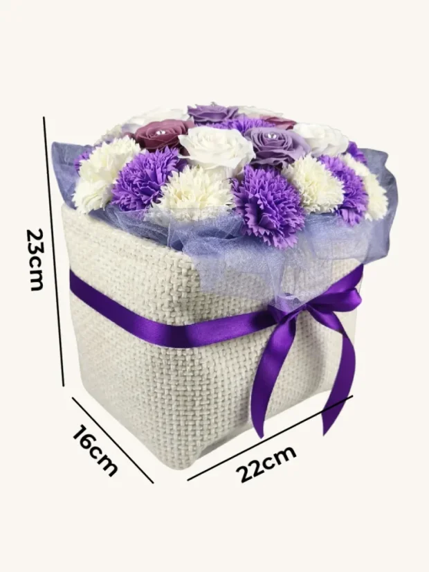 Luxusná kytica mydlových ruží, biely obdĺžnikový košík, pastelové ruže, fialové