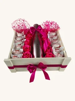 Darčekový box kombinovaný s mydlovými ružami, pralinkami a sektom, štvorcový box, bielo-ružová kombinácia