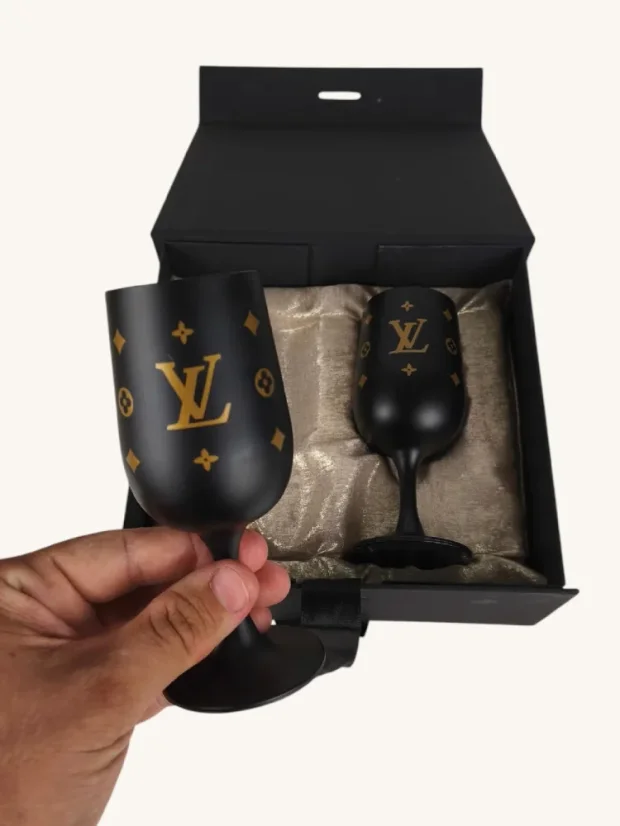 Skleněné sklenice Louis Vuitton, černé matné, na stopce, v dárkové krabičce