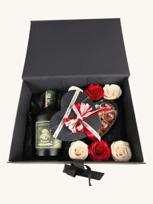 Zestaw prezentowy Diplomatico 0,7l, butelka z czekoladkami i mydlanymi różami, pudełko na magnes