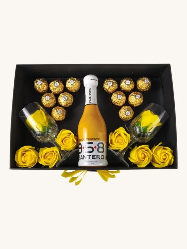 Darčekový box kombinovaný s mydlovými ružami, pralinkami a sektom s krištáľovými pohármi, obdĺžnikový box, čierno-zlatá kombinácia