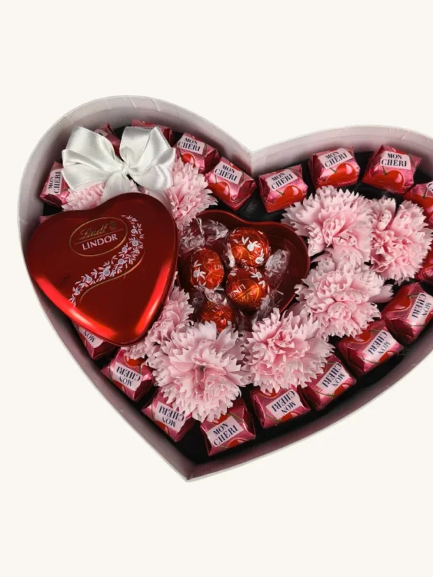 Darčekový box Lindt + Mon Cheri, srdiečkový box doplnený o mydlové kvety