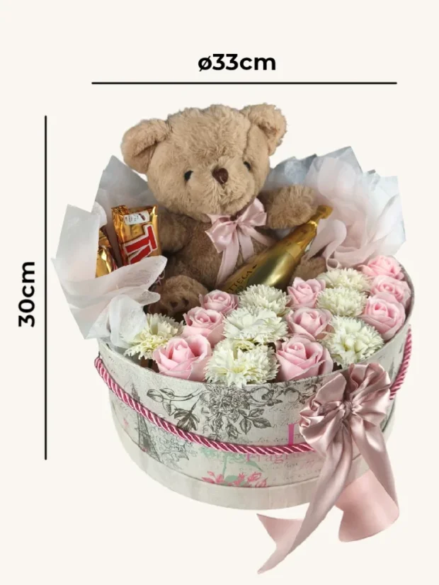 Darčekový box kombinovaný s mydlovými ružami, pralinkami, sektom a plyšovým mackom, okrúhly box, bielo-ružová kombinácia