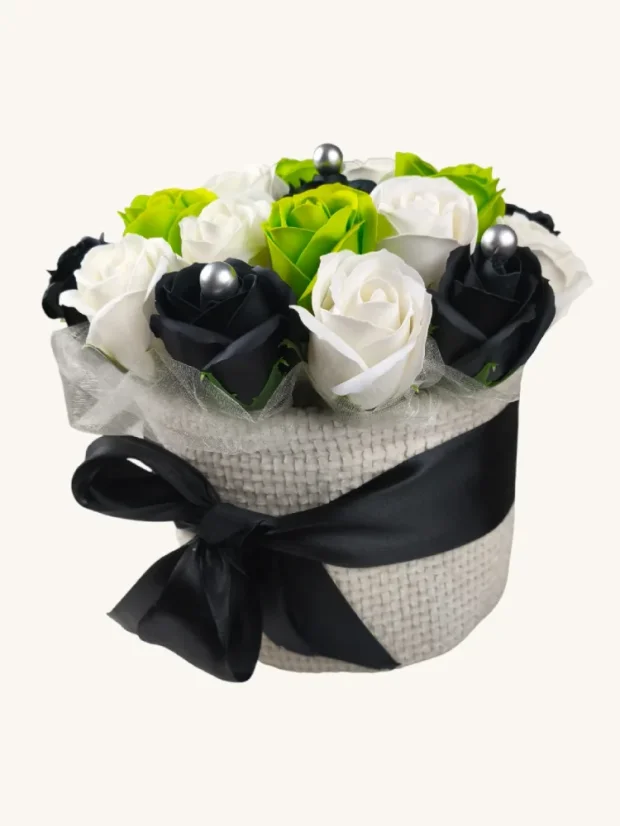 Darčekový set mydlových ruží, biely košík s čiernou stuhou