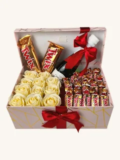 Darčekový box kombinovaný s mydlovými ružami a pralinkami, žlté ruže, Twix, malé šampanské