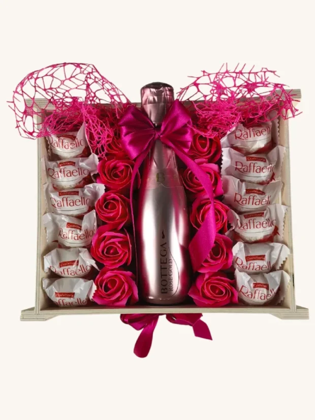 Darčekový box kombinovaný s mydlovými ružami, pralinkami a sektom, štvorcový box, bielo-ružová kombinácia