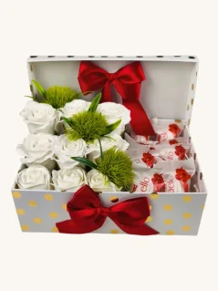 Darčekový box kombinovaný s mydlovými ružami a pralinkami, biele ruže, Raffaello