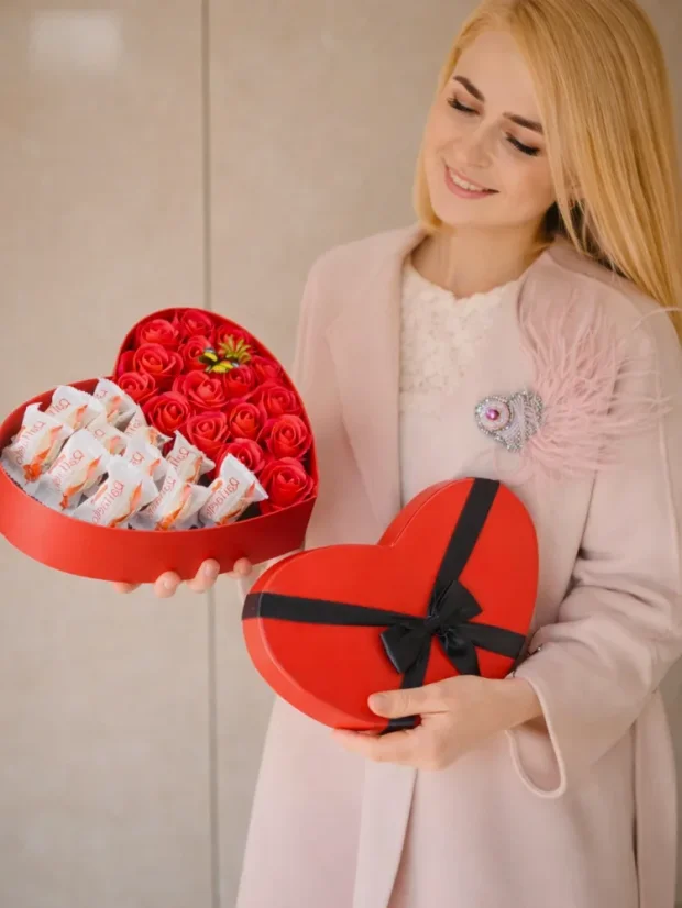 Srdiečkový darčekový box s mydlovými ružami a čokoládovými pralinkami Raffaello