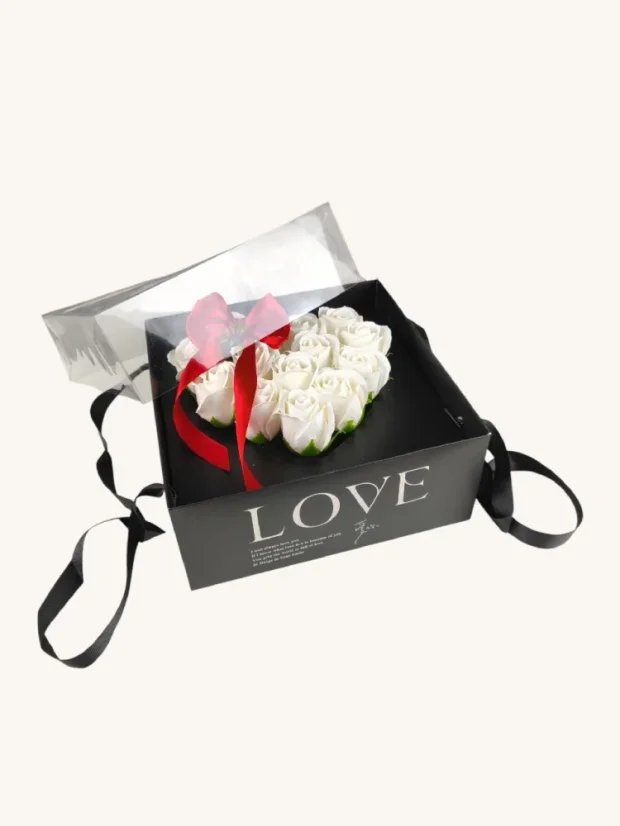 Darčekový box s mydlovými ružami, čierny box, biele ruže