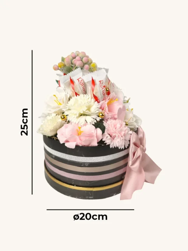 Darčekový box kombinovaný s mydlovými kvetmi a pralinkami, ružovo-biele kvety, Raffaello