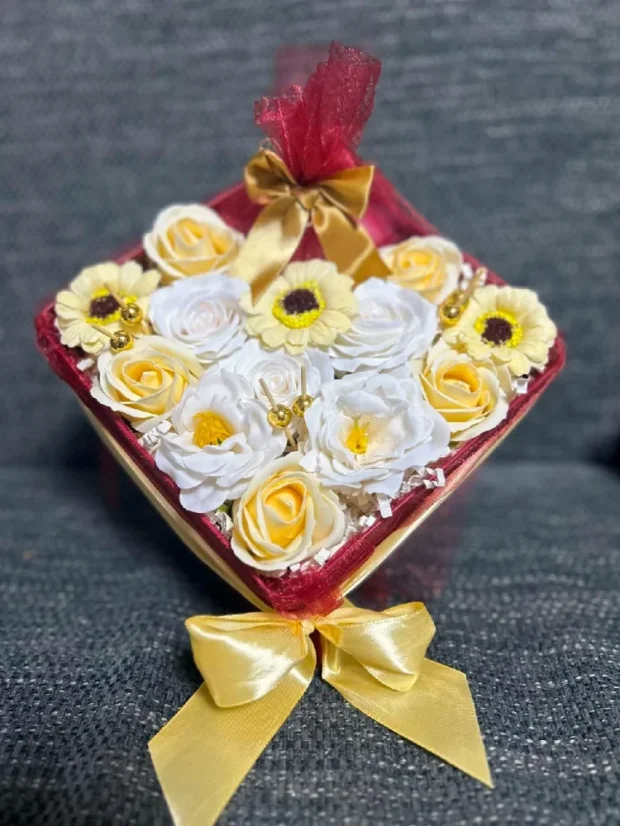 Mydlové kytice + sviečka vo vianočnom boxe, 18x18cm, červený box