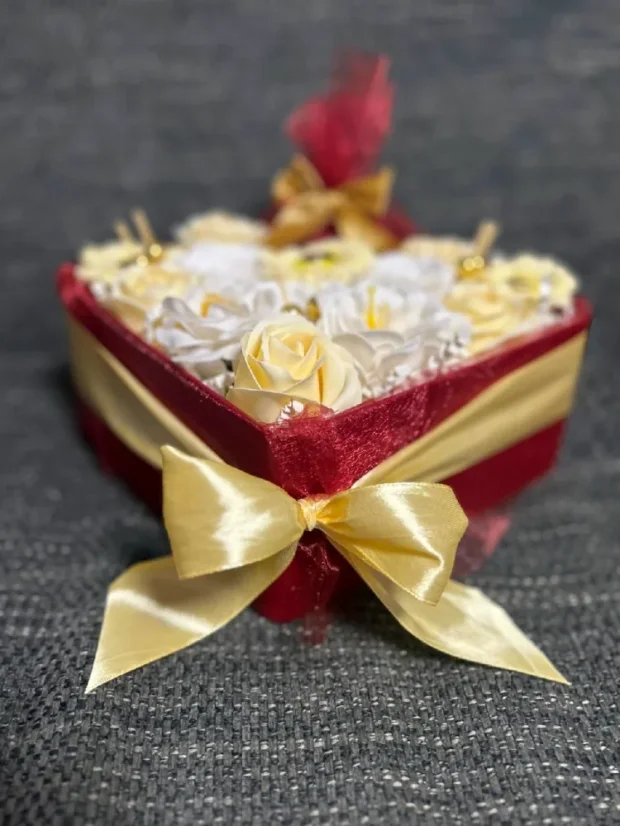 Mydlové kytice + sviečka vo vianočnom boxe, 18x18cm, červený box