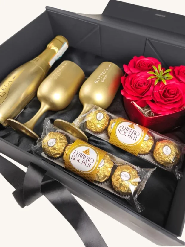 Dárkový box Bottega: zlatá láhev + zlaté skleněné sklenice, čokoládové pralinky, mýdlové růže