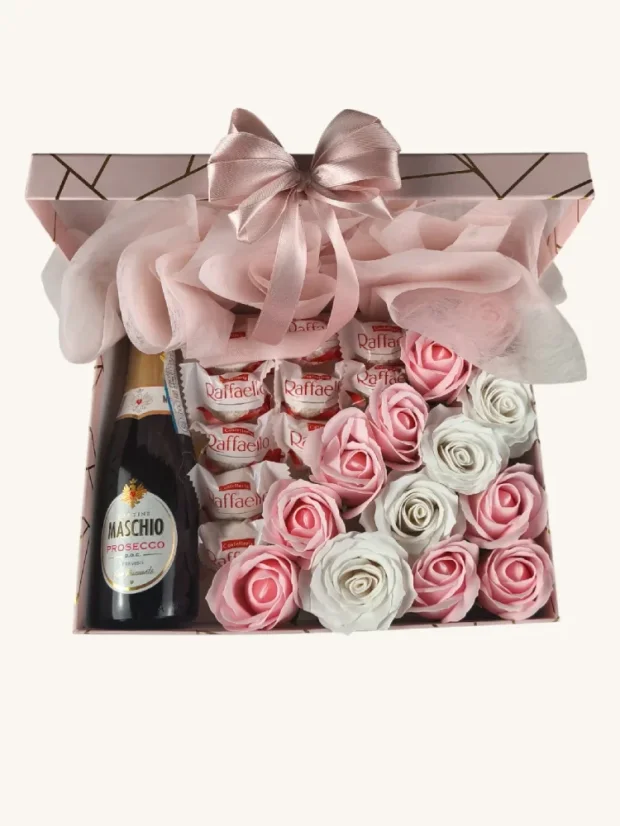 Darčekový box kombinovaný s mydlovými ružami, pralinkami a sektom, obdĺžnikový box, bielo-ružová kombinácia