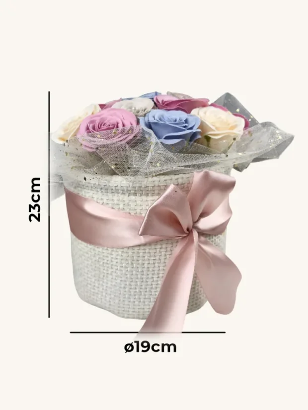 Luxusná kytica mydlových ruží, biely okrúhly košík, pastelové ruže