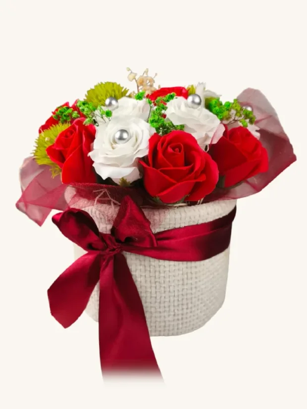 Darčekový set mydlových ruží, biely ratanový košík s červenou stuhou