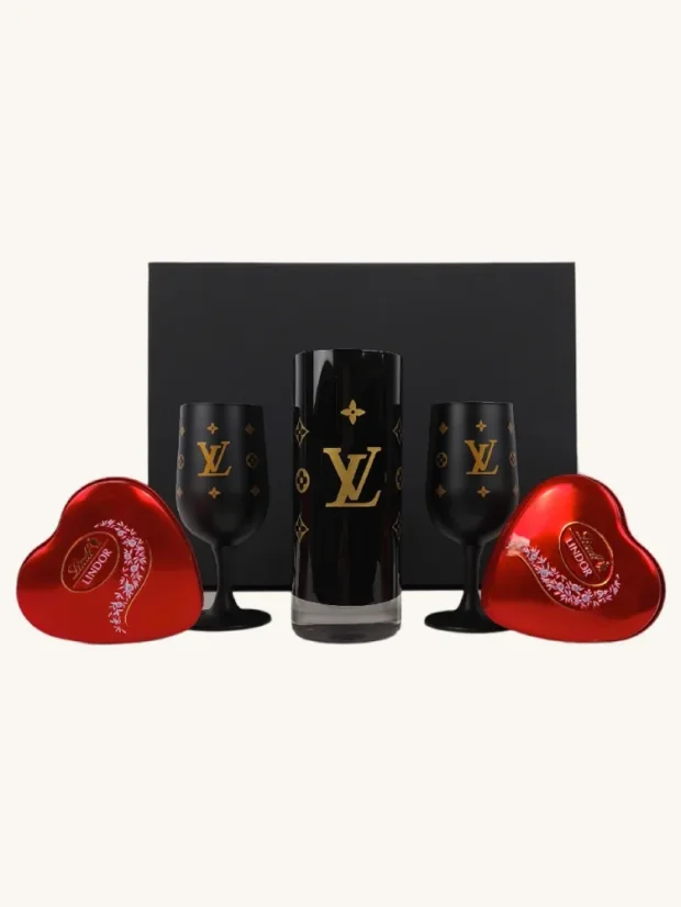 Darčekový box Louis Vuitton: sklenená váza, 2 sklenené poháre a pralinky Lindor
