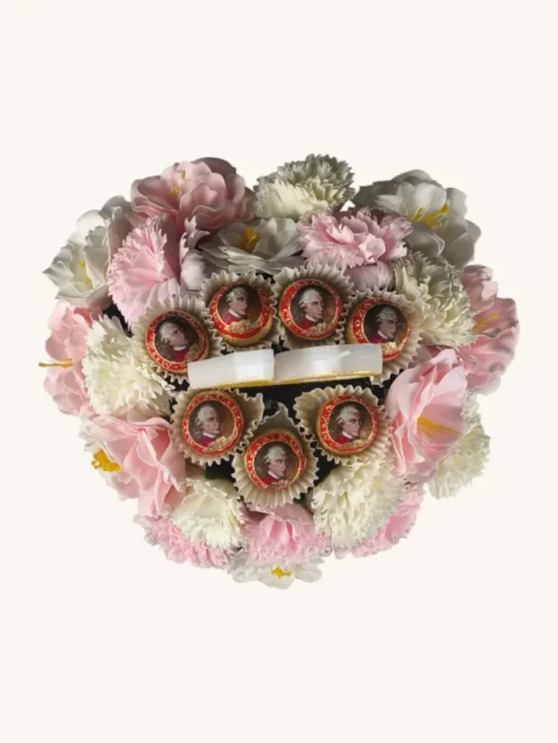 Narodeninový box s mydlovými kvetmi, čokoládovými pralinkami a číslami zo sviečok