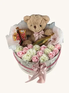 Darčekový box kombinovaný s mydlovými ružami, pralinkami, sektom a plyšovým mackom, okrúhly box, bielo-ružová kombinácia