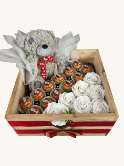 Darčekový box kombinovaný s mydlovými ružami, pralinkami a plyšovým medvedíkom, štvorcový box, biela kombinácia