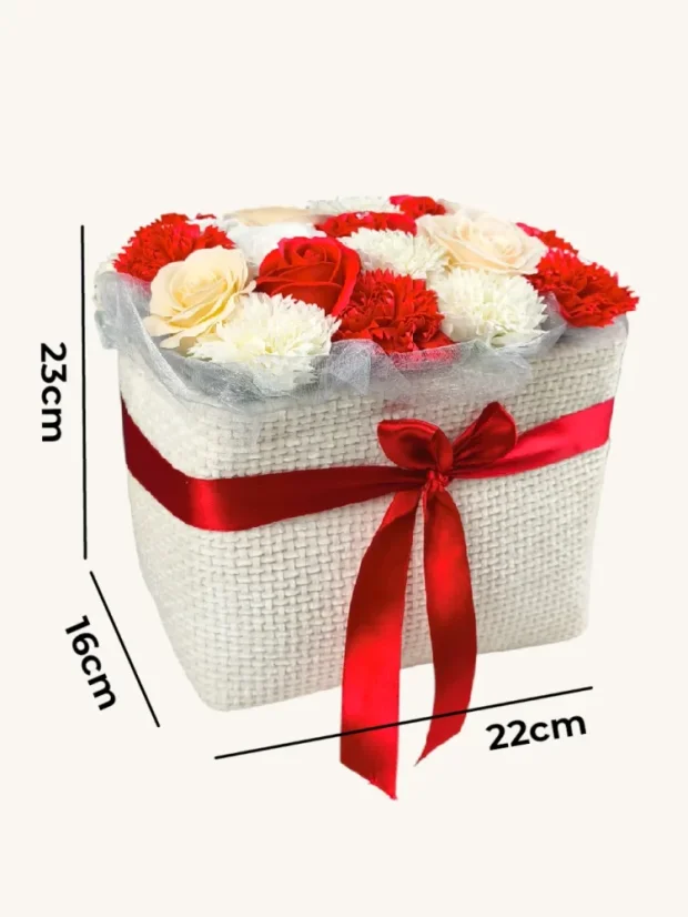 Luxusná kytica mydlových ruží, biely obdĺžnikový košík, pastelové ruže, červené