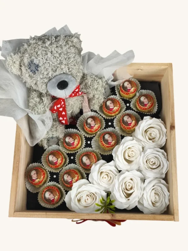 Darčekový box kombinovaný s mydlovými ružami, pralinkami a plyšovým medvedíkom, štvorcový box, biela kombinácia