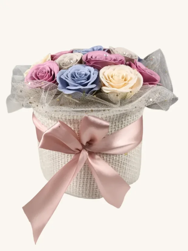 Luxusná kytica mydlových ruží, biely okrúhly košík, pastelové ruže