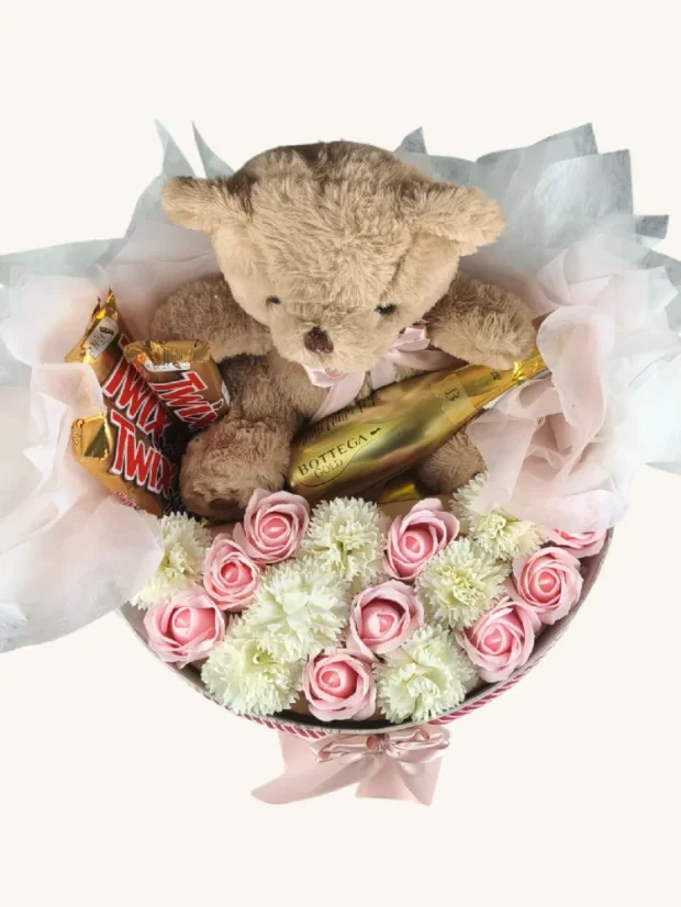 Darčekový box kombinovaný s mydlovými ružami, pralinkami, sektom a plyšovým mackom, okrúhly box, bielo-ružová kombinácia