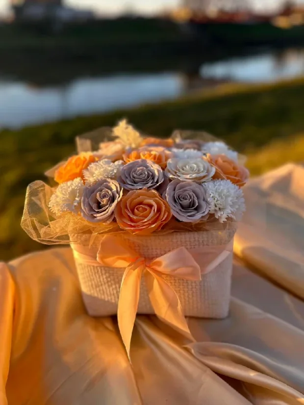 Luxusná kytica mydlových ruží, biely obdĺžnikový košík, pastelové ruže, oranžové
