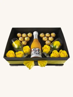 Darčekový box kombinovaný s mydlovými ružami, pralinkami a sektom s krištáľovými pohármi, obdĺžnikový box, čierno-zlatá kombinácia