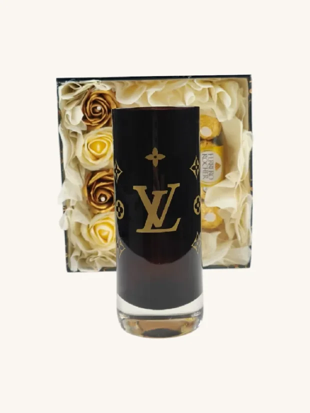Darčekový box Louis Vuitton, sklenená váza, mydlové zlaté ruže, čokoládové pralinky