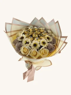 Bohatá kytica z mydlových ruží, s pralinkami, samostojaca, žlto-béžová kombinácia