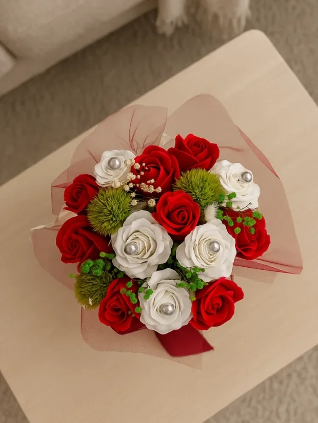 Darčekový set mydlových ruží, biely ratanový košík s červenou stuhou