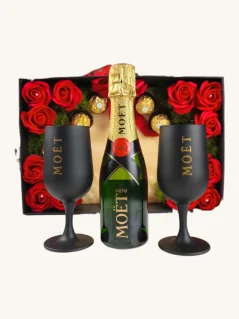 Darčekový box Moët, fľaša + unikátne poháre, s mydlovými ružami a pralinkami, červeno-zlatá kombinácia