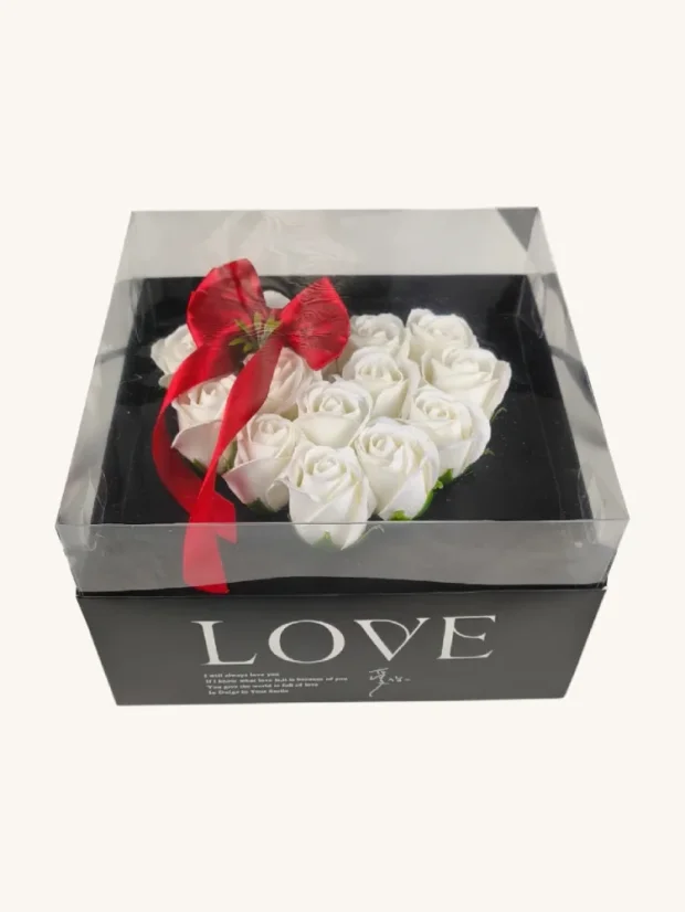 Darčekový box s mydlovými ružami, čierny box, biele ruže