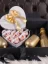 Dárkový box Bottega: zlatá láhev + zlaté skleněné sklenice, čokoládové pralinky Raffaello